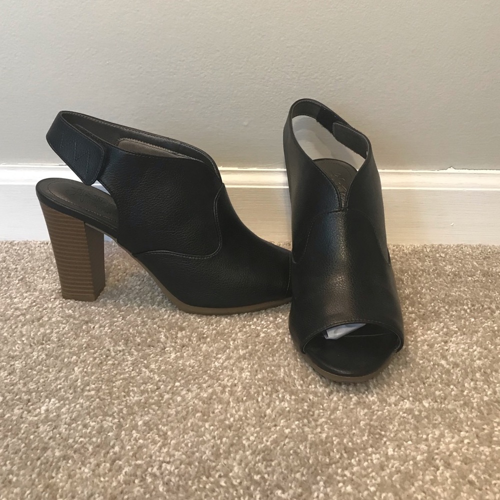 LIFE STRIDE OPEN TOE HEELS